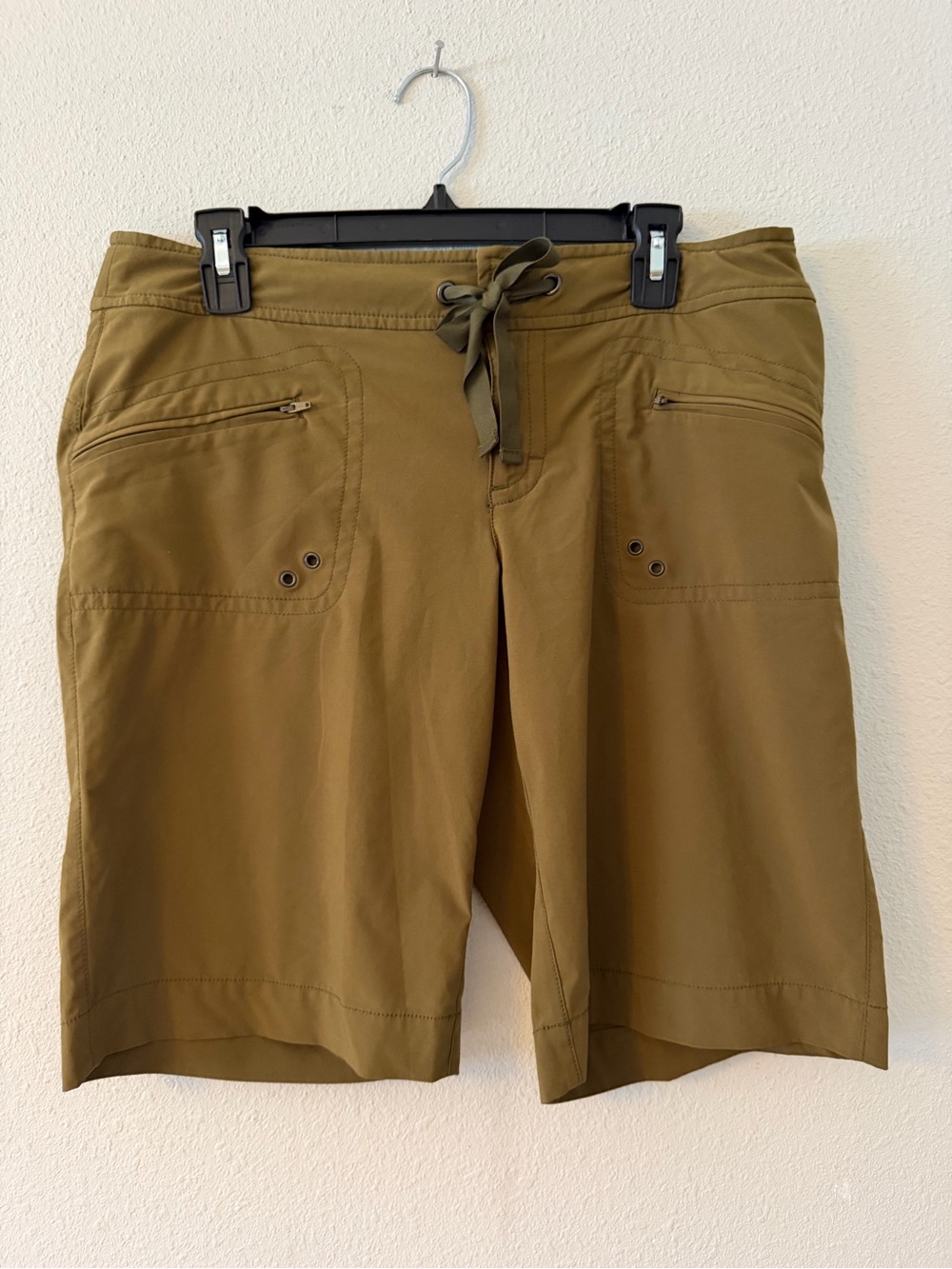 Athleta 12” Dipper Short Olive Drawstring Utility Bermudas